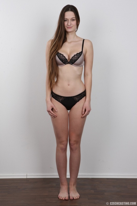 Длинноволосая девушка снимает с себя всю одежду, чтобы позировать в обнаженном виде 6