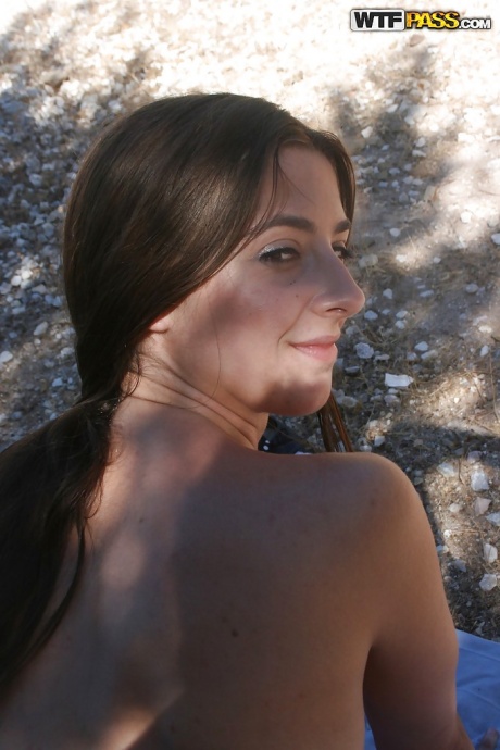 Любительское домашнее порно действие включает в себя жесткий трах горячей красотки на открытом воздухе 12