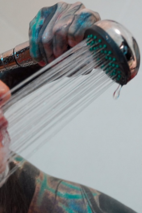 Альтернативные девушки Анускацц и Стейси Блум сжимают киски кулаками во время лесбийского секса в ванне 5