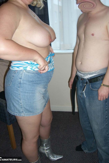 Пожилая блондинка Барби отсасывает член после того, как разделась догола в гостиничном номере 5