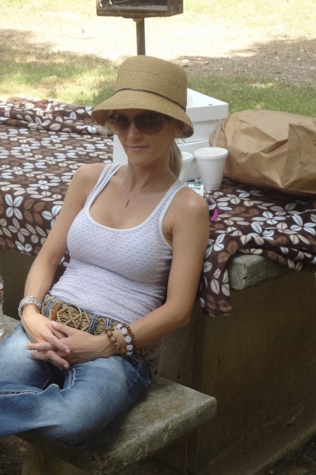 Горячую блондинку-любительницу застукали за этим занятием на различных откровенных снимках 9