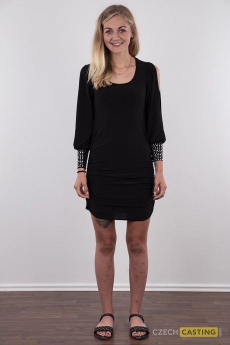 Молоденькая блондинка Марсела показывает свои очень крошечные сиськи в черных стрингах 2