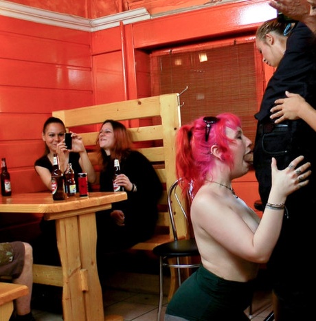 Грудастая блондинка вынуждена обнажаться на публике перед публичными половыми актами 9