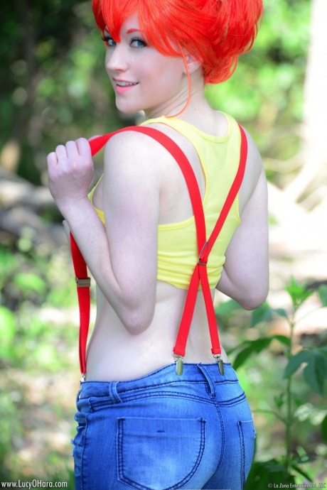 Девушка-одиночка Люси Охара снимает свой костюм для косплея в лесу 8