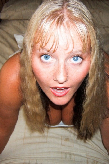 Любительская модель Табита ласкает пальцами свою киску и жопу мужчины в режиме POV 6