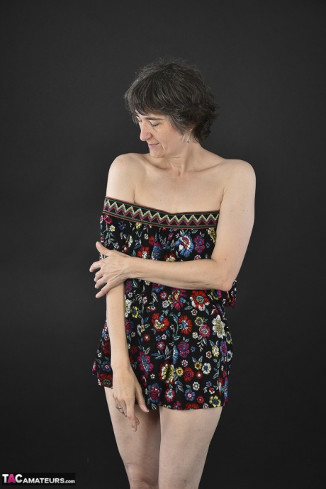 Горячая мамаша-любительница постарше обнажает отвисшие сиськи перед тем, как крупным планом показать свою киску 6