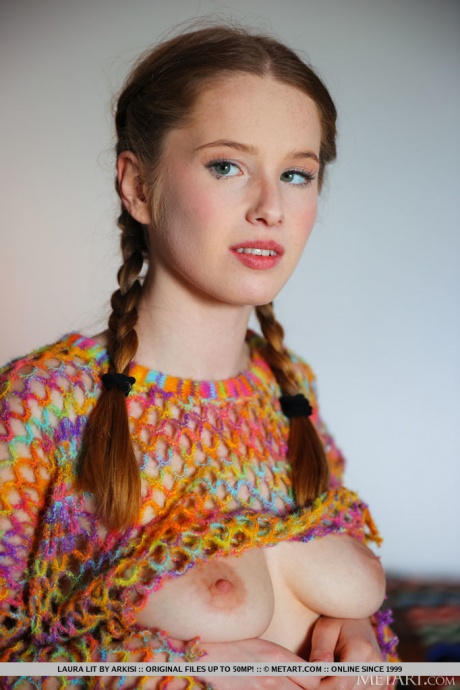 Молодая девушка Лора Лит раздевается догола, ее волосы заплетены в косички 6