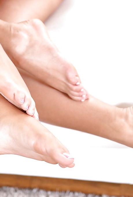 Забава с фут-фетишем с одетыми в нейлон лесбиянками Алексис Брилл и Синди 16