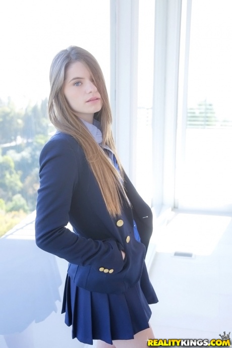 Длинноволосая милашка-подросток Элис Марч избавляется от своей униформы и трусиков 4