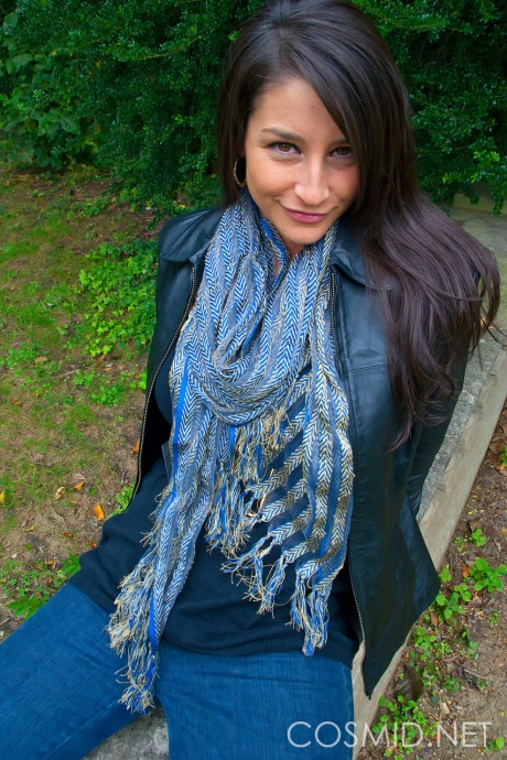 Любительская красотка Кристин раздевается на заднем сиденье своей машины, чтобы показать сиськи 2