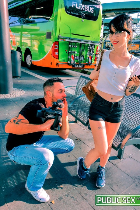 Худенькая любительница надевает очки, занимаясь дерзким сексом между припаркованными машинами 2