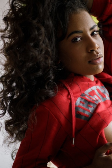 Сексуальная негритянка снимает рваные джинсы по пути к потрясающим позам обнаженной натуры 6