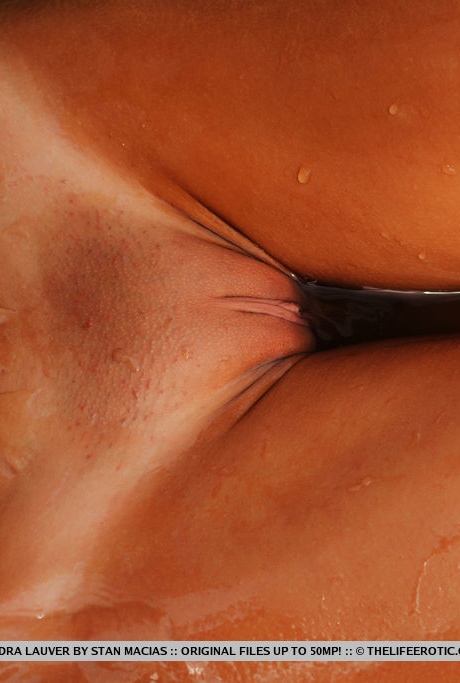 Горячая худышка Сандра Лаувер играет голышом в воде и катается по песку 12