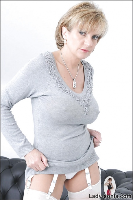 Потрясающая модель леди Соня снимает свои потрясающие белые трусики 3