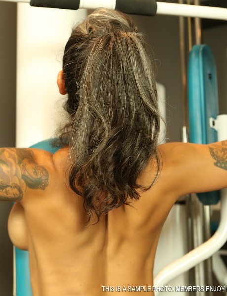 Помешанная на фитнесе Дэни Дюпре показывает свой проколотый клитор, тренируясь в тренажерном зале 8