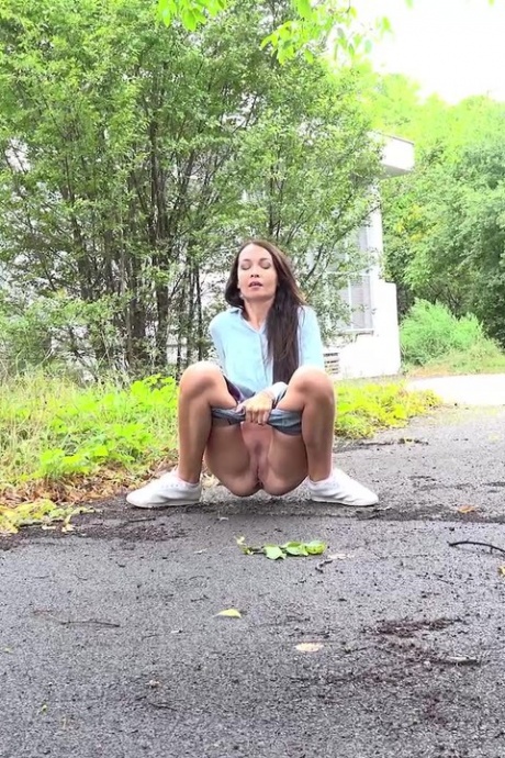 Темноволосой Мистике нужно пописать, находясь в пригороде 3