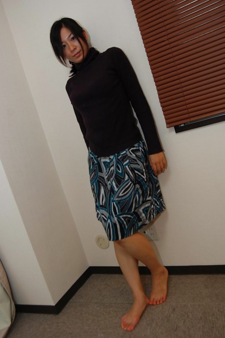 Азиатская милфа Реко Морикава раздевается и показывает свою волосатую киску крупным планом 3