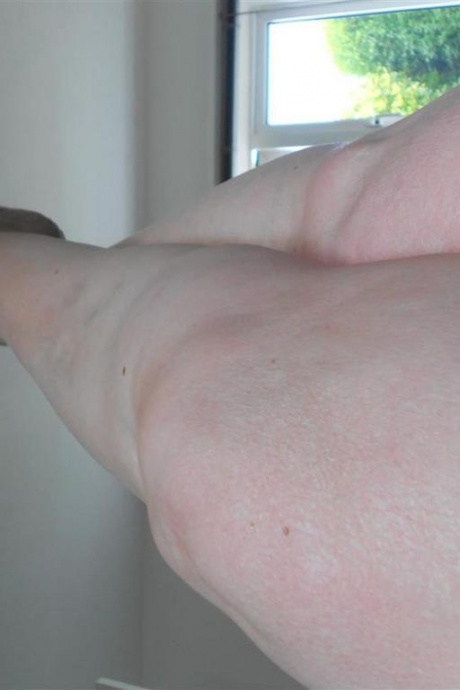 Рыжеволосая Вальгазмик постарше обнажила свои сиськи и пизду, делая селфи 19