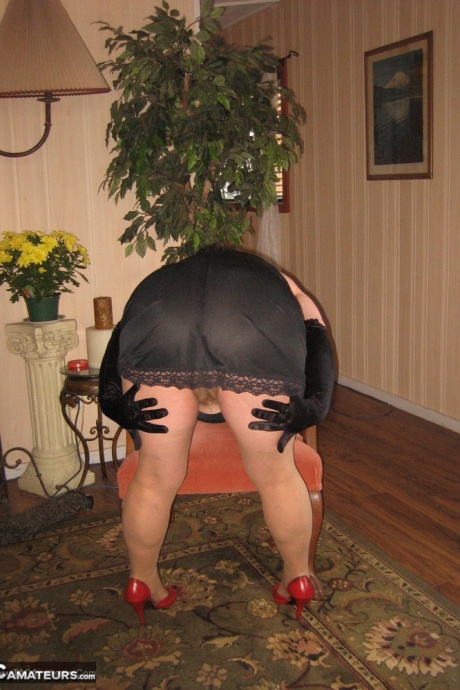 Старая жирная богиня с поясом ласкает отвисшие сиськи в черных бархатных перчатках и чулках 10