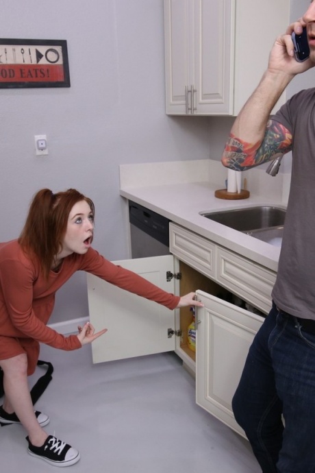 Натуральная рыжеволосая Мади Коллинз выплескивает сперму изо рта после жесткого траха 3