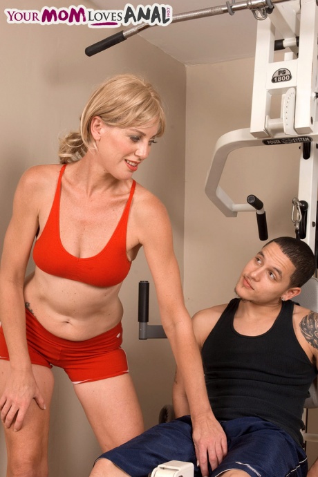 Лучшая зрелая Лиз Саммерс работает молодым членом в тяжелых ХХХ сценах, крича при этом 2