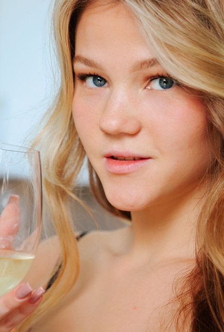 Сладкая молоденькая Валерия Минт мастурбирует в сетчатых чулках после того, как выпила вина 5