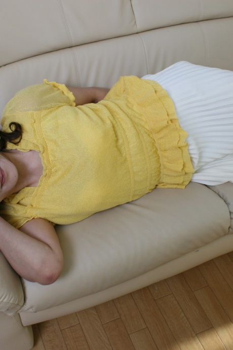 Японская леди с пышным бюстом занимается сексом от первого лица на кровати 3