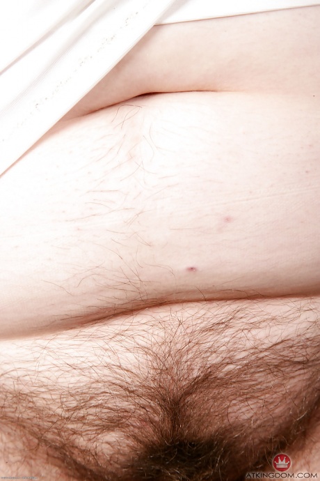 Толстая цыпочка сверкает волосатыми подмышками и выбившимися из-под трусиков лобковыми волосками 8