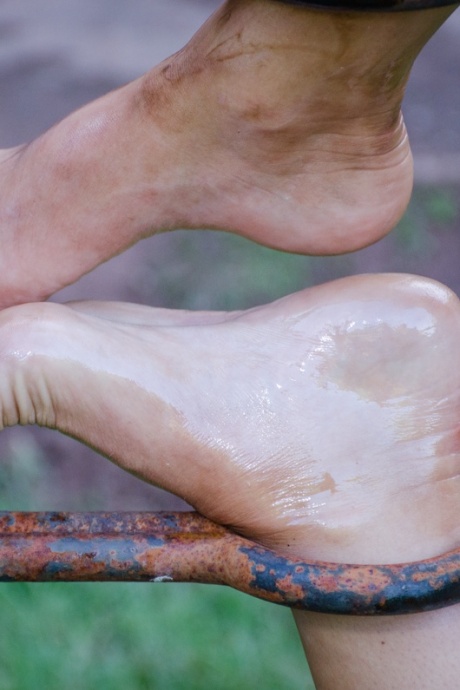 Рабыню Лондон Ривер удерживают различными способами во дворе 9