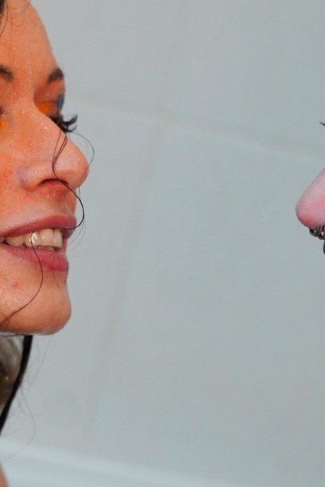 Альтернативные девушки Анускацц и Стейси Блум сжимают киски кулаками во время лесбийского секса в ванне 7