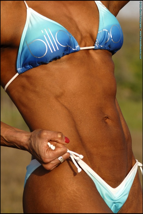 Культуристка Дейдре Пагнанелли демонстрирует свое мускулистое тело в бикини 13