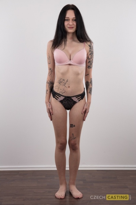 Темноволосая любительница Сона сбрасывает всю черную одежду, чтобы полностью раздеться 5