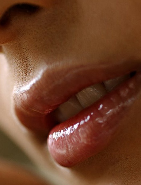 Красивая японская девушка Рин Сузука обнажает упругую грудь во время сольного действия 12