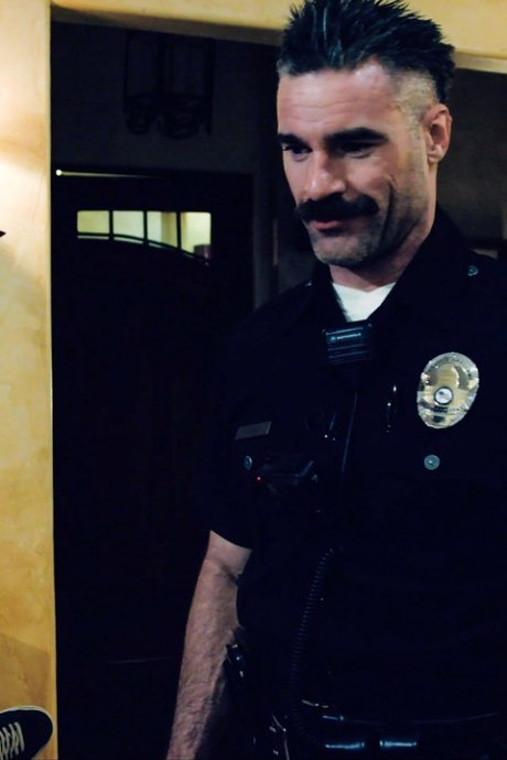 Кира Крофт и Сильвия Сайдж подвергаются жесткому сексу со стороны полицейского во время вызова 13