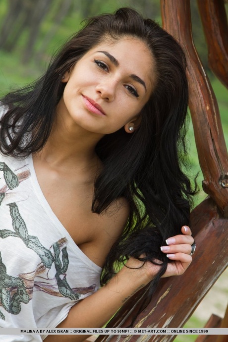 Русская молоденькая Малина А показывает свою тугую попку и киску на скамейке на открытом воздухе 2