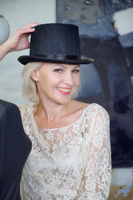 Горячая домохозяйка Артемия снимает свои кружевные трусики и лифчик, чтобы раздвинуть киску крупным планом 2