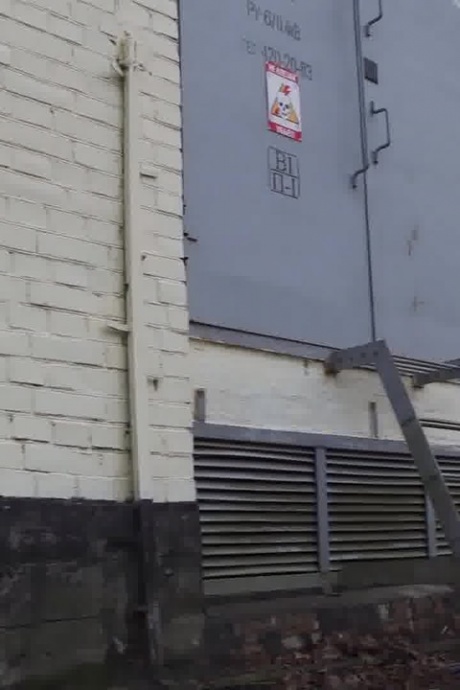 Белокурая девушка Маша стягивает штаны, чтобы пописать на тротуаре в дождливый день 15