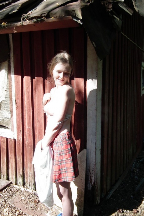 Одинокая девушка показывает свои сиськи и пизду, врываясь в заброшенную хижину 2