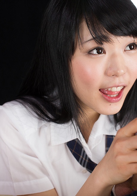 Очаровательная молодая азиатка сверкает обнаженной юбкой и сосет член, чтобы получить сперму в рот 7