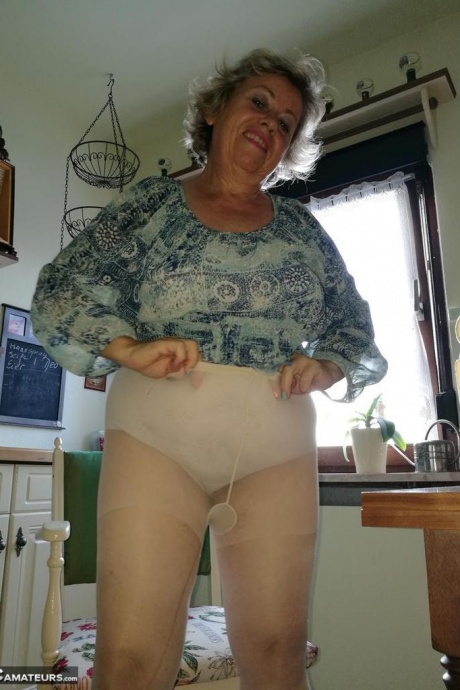 Возбужденная бабуля Каро засовывает банан в свою натуральную киску на кухонном стуле 16