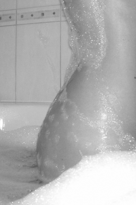 Блондинка рекламирует свою сексуальную задницу во время селфи в ванной 7