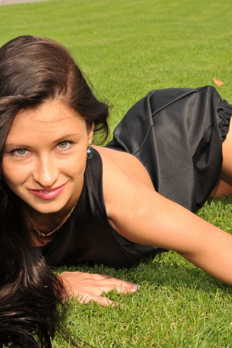 Длинноногая русская девушка с волосами до самой задницы демонстрирует на публике юбки без трусиков 14