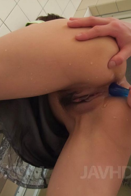 Парень проник в киску и жопу японки Нанако Йошиоки 15