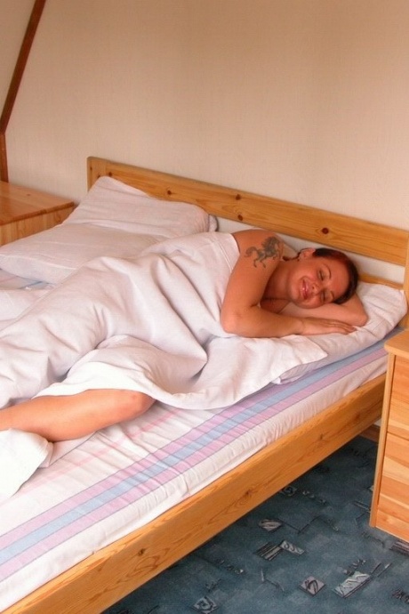 Кавказский подросток заходит в сауну, чтобы подрочить наедине 12