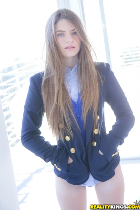 Длинноволосая милашка-подросток Элис Марч избавляется от своей униформы и трусиков 5