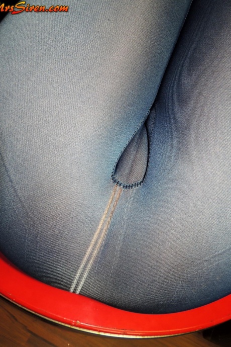 Толстая жена Ди Сирен освобождает свою бритую киску и большую задницу от облегающих штанов 9