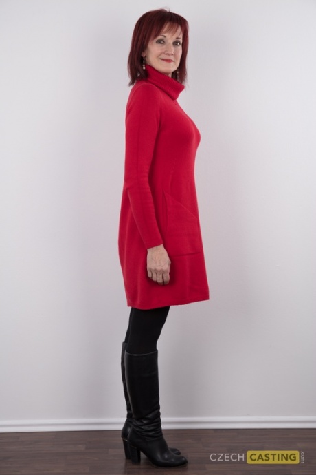 Рыжеволосая Ирена постарше стоит обнаженной после того, как разделась для своего дебюта в обнаженном виде 3