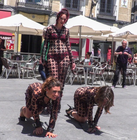 Сильвия Руби позорит двух девушек на публике перед публичной групповухой 5