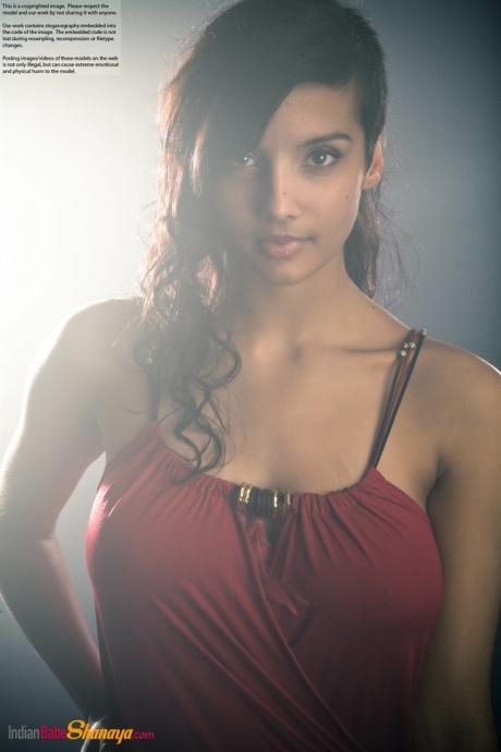 Красивая женщина Дези снимает свое платье, чтобы обнажить свои большие натуральные сиськи 6