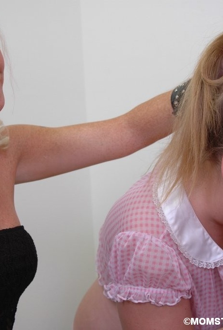 Занудный подросток наблюдает, как ее мать по очереди сосет твердый член 6